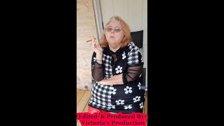 BBW nurse Vicki adventures with friends: 女主人 V 吸烟迷你雪茄并谈论