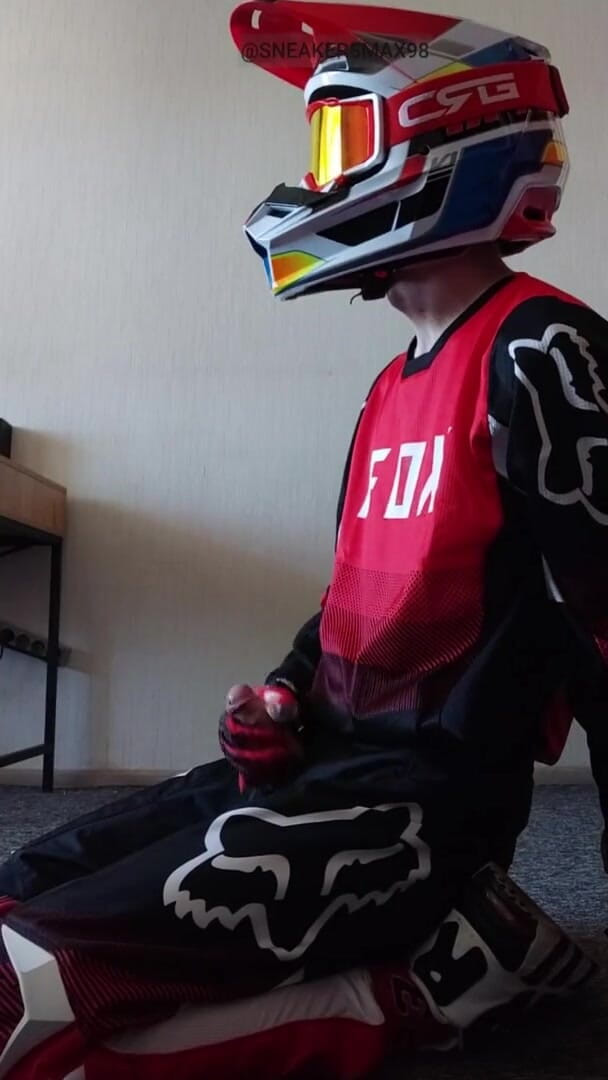 Sneakersmax98: 在耐克运动鞋上玩mx齿轮射精