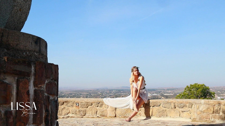 Lissa Brown: あなたの女神は屋外で自慰をする