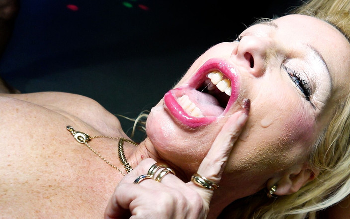 Lina Mila: Šukáme dortmundské tvrdé ptáky! Polkněte gangbang cum courky?!