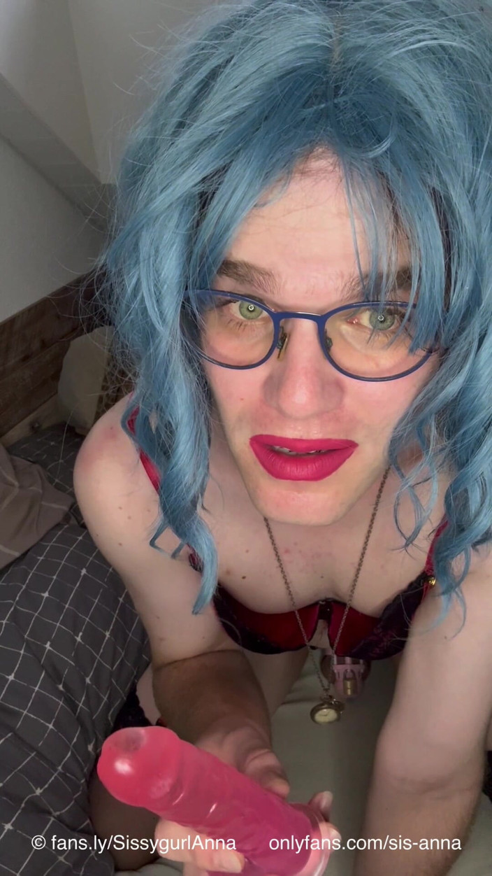 Sissygurl Anna: Sissy Anna praat met papa terwijl ze een dildo zuigt