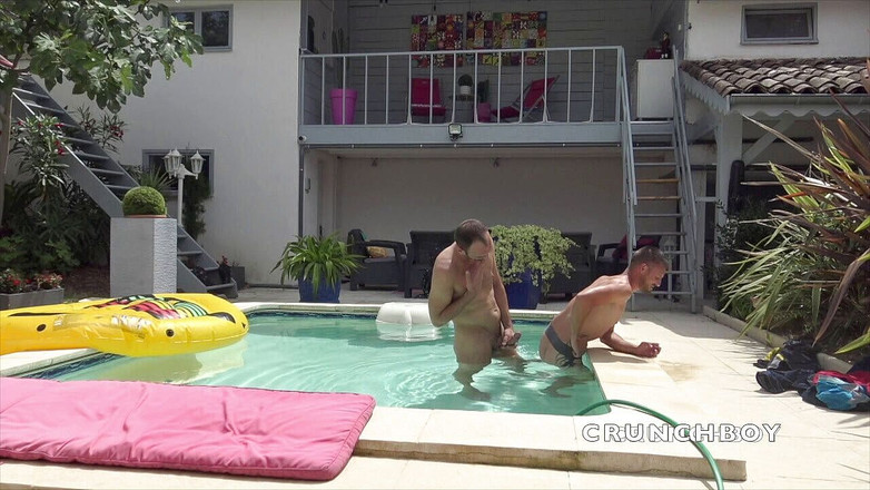 Twinks creampied by straight boys: Twink在游泳池里被他的朋友生性交