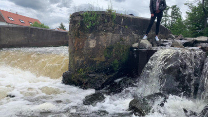 Claudia Macc: Outdoor pissing fun