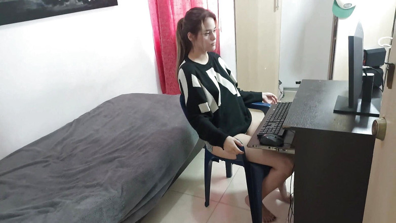 Natasxha: 내 배다른 여동생이 스트레스를 받는 동안 나는 그녀가 좋은 섹스로 긴장을 풀 수 있도록 도와줘