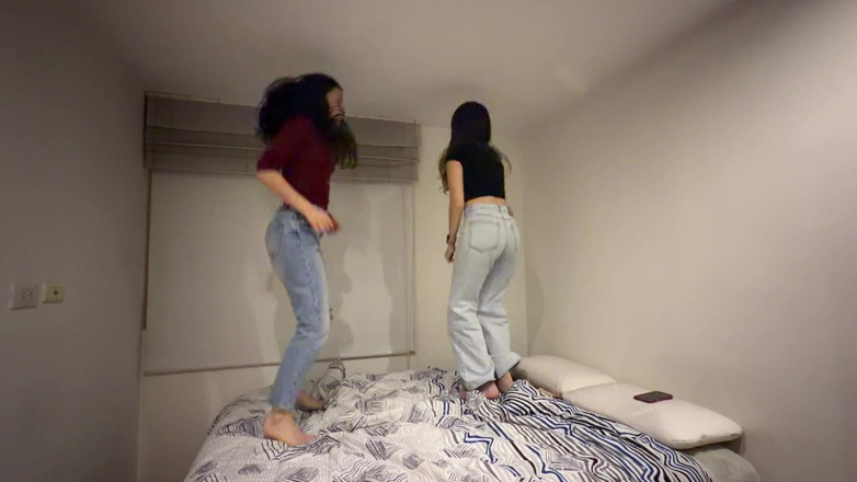 scarlettandc: Nous Nous Sommes Amusés À Jouer Dans Le Lit Pour Sauter