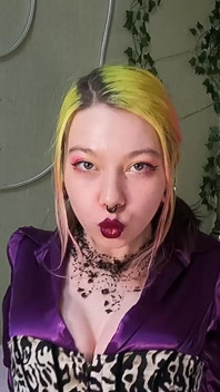 Plakkerige kust rode lippenstift over zijn borst
