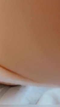 Orgasme na de universiteit. Masturbatie in wit slipje. Close-up. Heet poesje. Harig poesje krijgt een orgasme. Vingerneukpartij. Pussy
