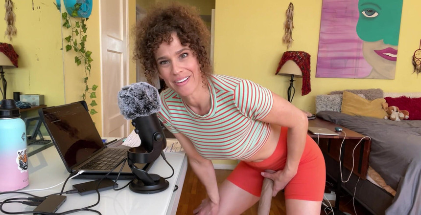 VibeWithMommy: JOI - Nota vocale Dominazione femminile con mamma enorme cazzo da 12...