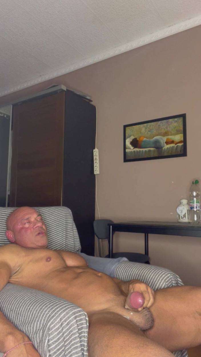 Mr. Guru: Культурист дрочит дома