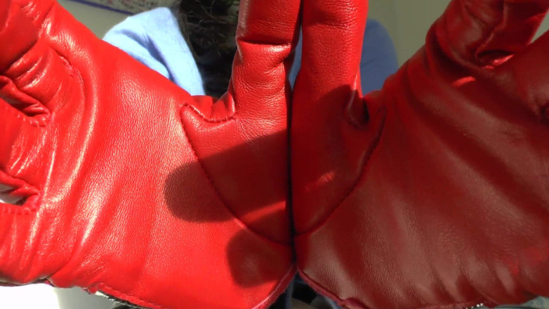 Lady Victoria Valente: Hôm nay là ngày xuất tinh của bạn! Găng tay...