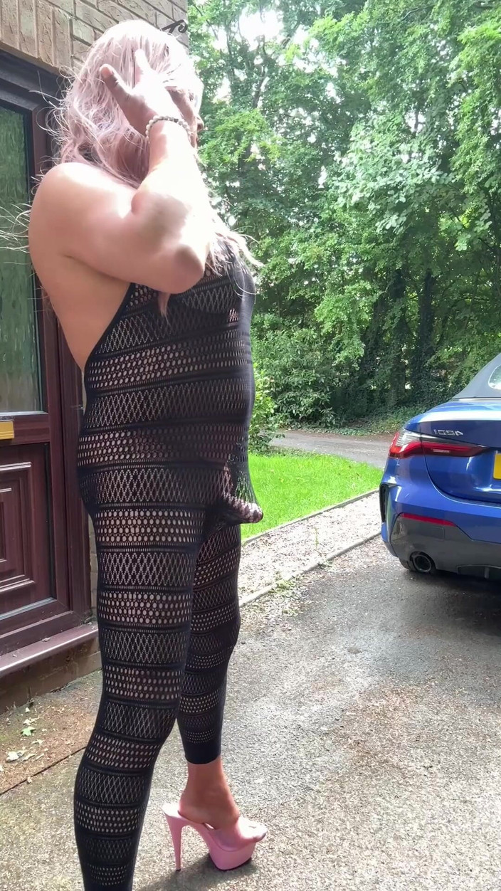 Kellycd2022: Si seksi crossdresser kellycd2022 dengan kostum catsuit hitam dan sepatu...