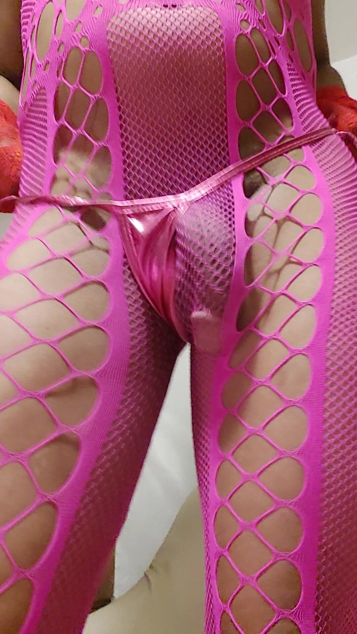 Milah CrossxxX: Milah展示她的粉红色渔网尾巴