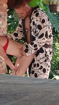 Plezier hebben in de tuin, blonde pikzuigen