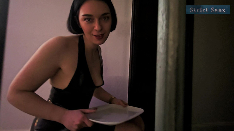 Strict Senz: Lady Medea Pee Dla Mojej Klatkowej Toalety Niewolnika POV