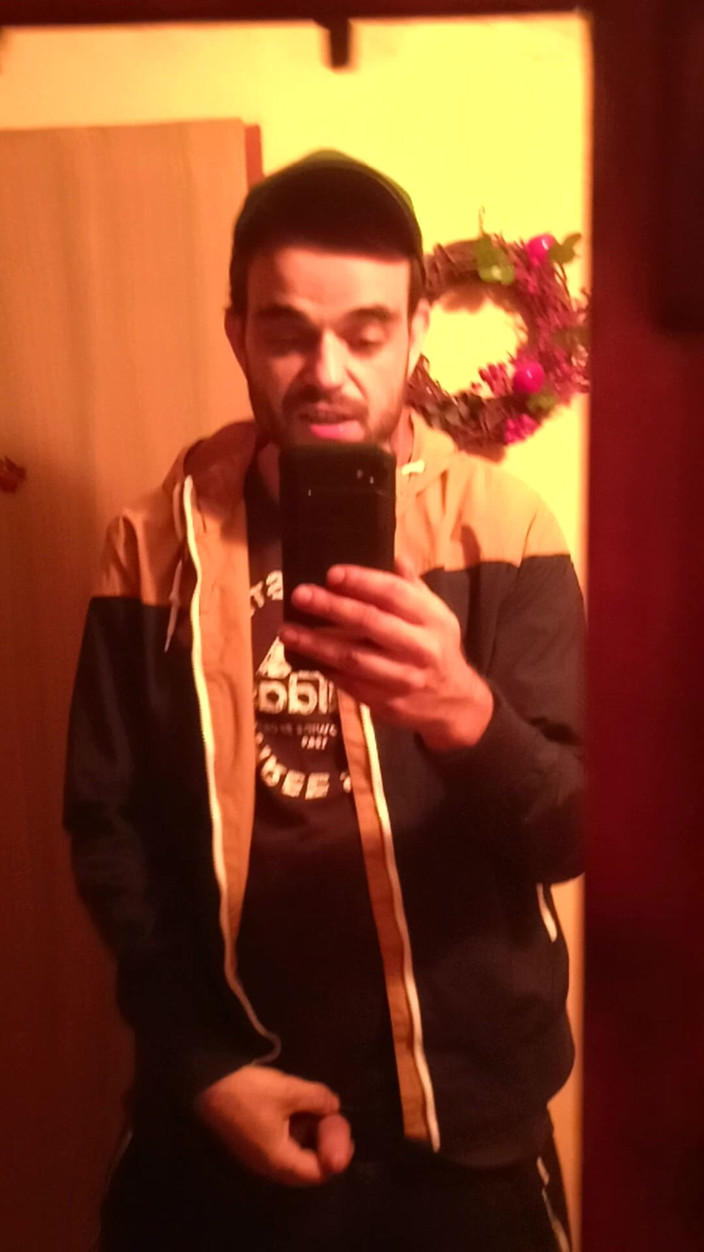 jerkofflover: Aku lagi asik muasin memekku pakai baju di depan cermin!