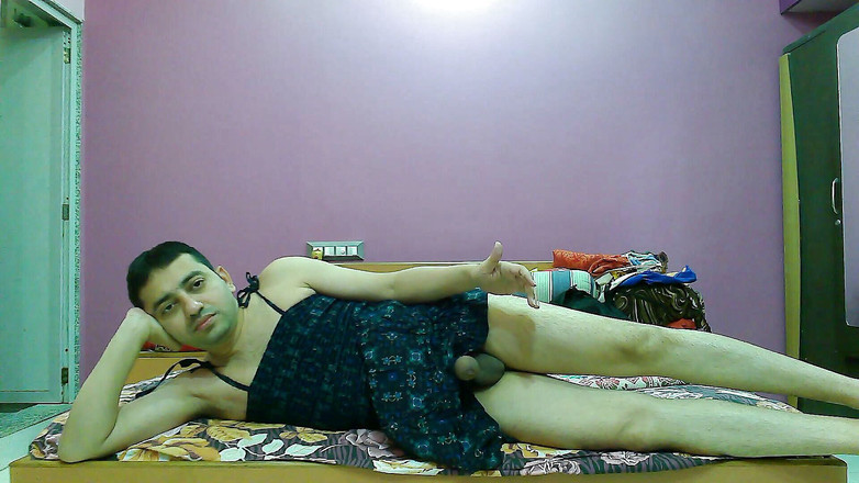 Cute & Nude Crossdresser: Sexy sissy crossdresser femboy sweet lízátko v dlouhých šatech.