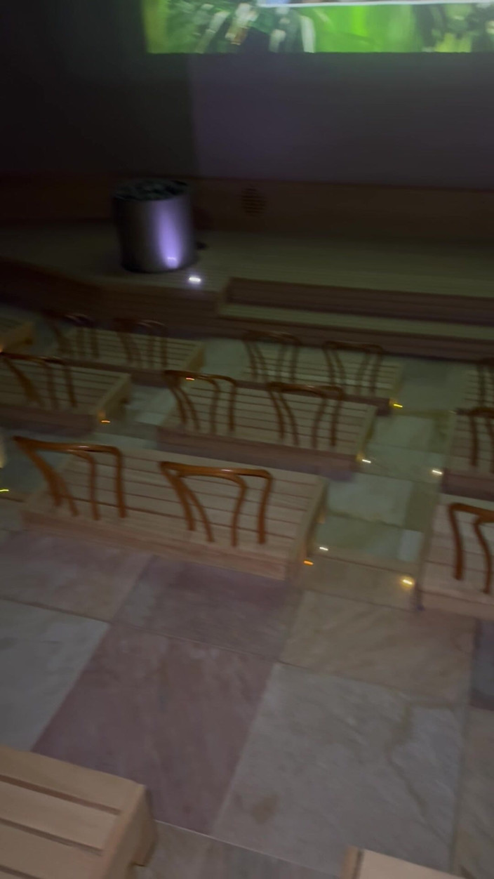 Bonieclydeerotik: Громадська сауна, термальні ванни, кінотеатр, мінет, песик взятий ззаду, стоїть, гарячий, пітній, готова пара, спіймана наодинці