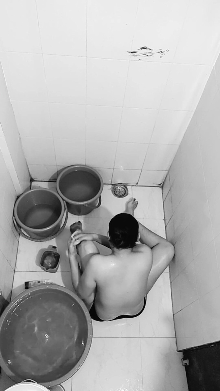 Khushboobhabi: Desi India stava facendo un bagno in bagno