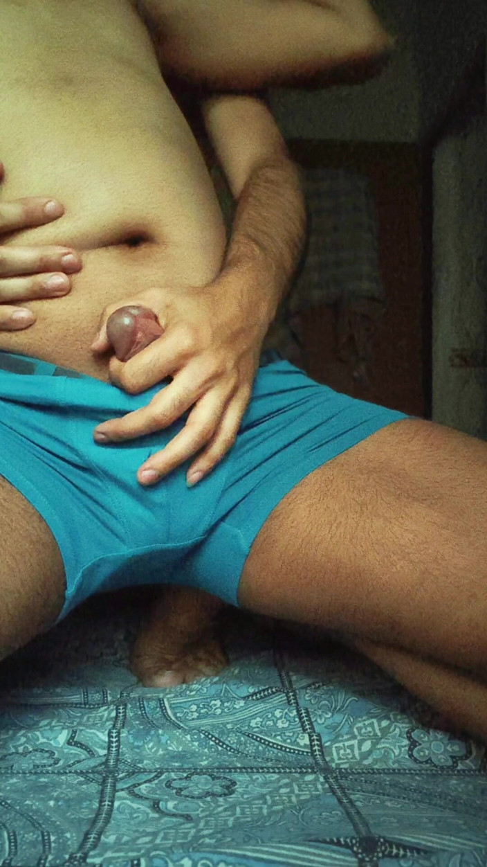 rruh_2024: Pada waktu malam, kawan membuatkan zakarnya tegak dengan menggoncangnya dan...