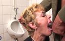 Mature NL: Curvă blondă excitată matură suge pula pe toaletă