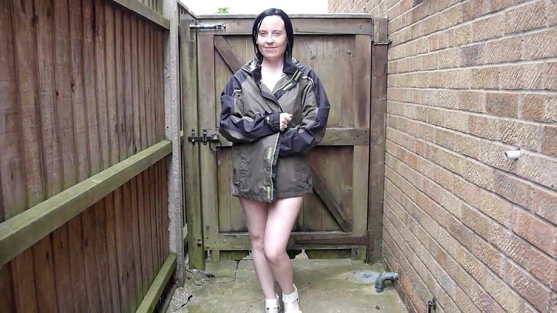 Littlevixen: Expunere de sandale și imprefături de ploaie în aer liber