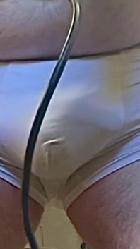 Mira a esta liseñadora vibrar su polla hasta el orgasmo