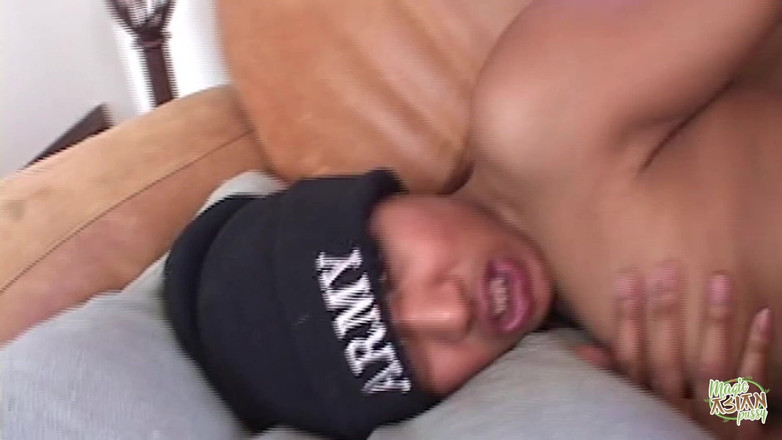 Magic Asian Pussy: Збуджена азіатська красуня з маленькими цицьками отримує безкоштовний анал для використання