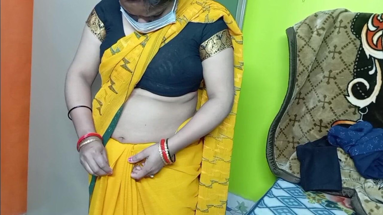 Manjushukla: 노란색 사리의 인도 아름다운 바비.