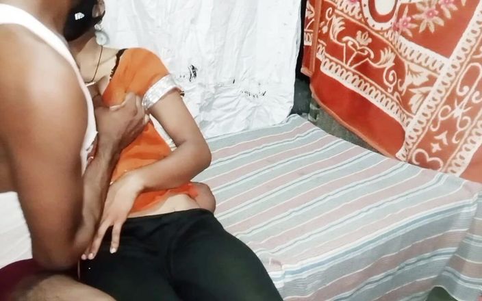 Laxmi deshi: Une belle-sœur indienne se fait baiser nue toute seule dans...