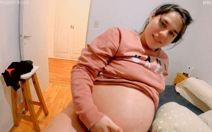 April Bigass: Těhotný násobek, anální creampie týden 31