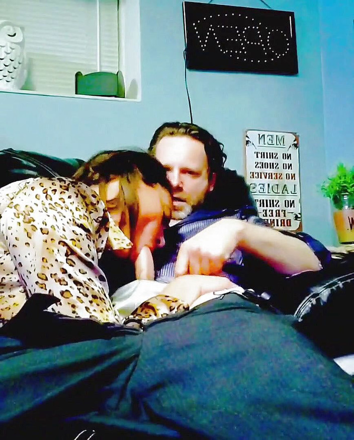 Satin Fetish King: Сексуальная милфа-брюнетка-членососка в блестящей атласной блузке