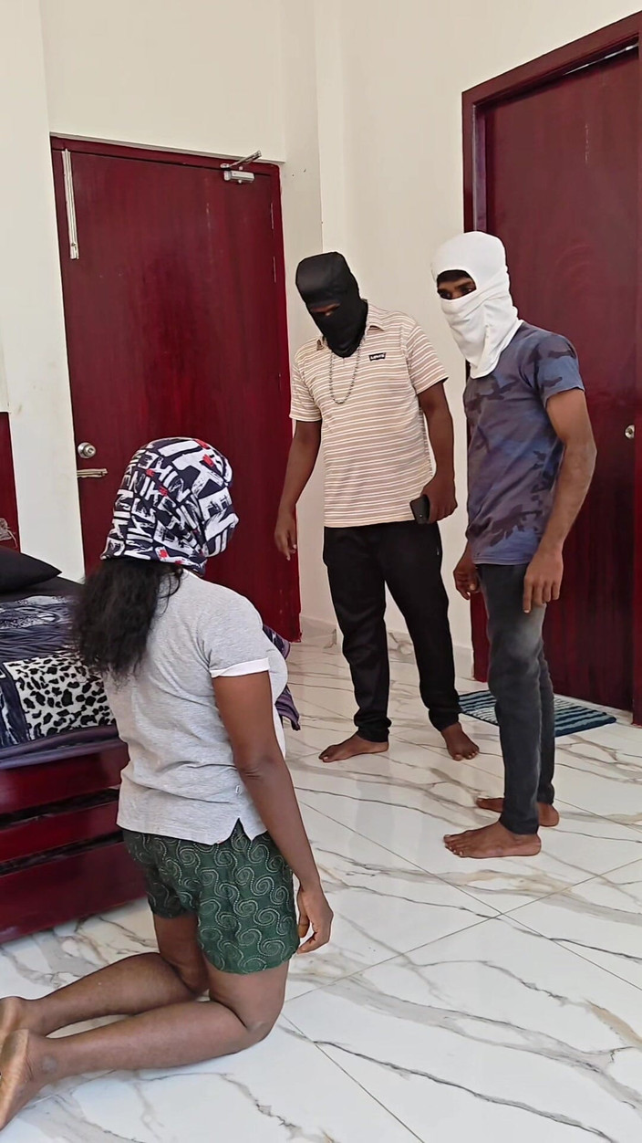 Thesana: İki polis yanlışlıkla ev karısını sikiyor