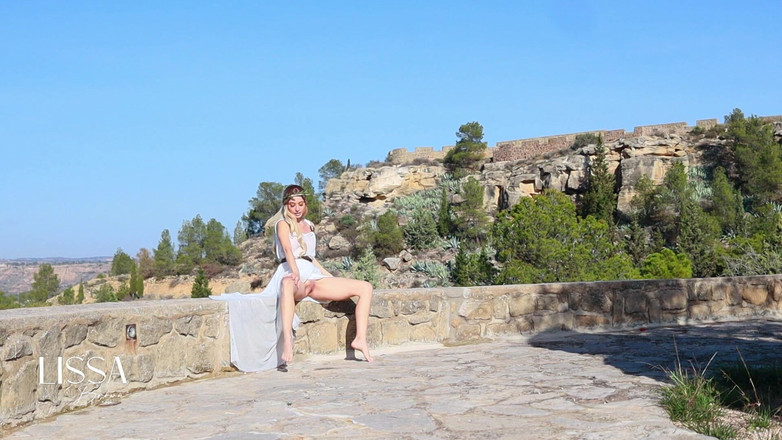 Lissa Brown: Tu diosa se masturba al aire libre