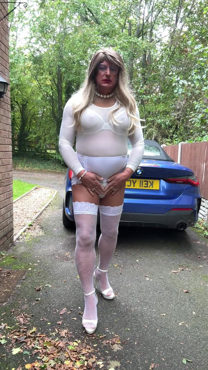 Kellycd2022: Beyaz seksi tulum ve file çoraplı seksi travesti kellycd2022