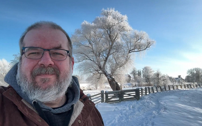 Qualzucht: Procházka ve sněhu, pak mega orgasmus!