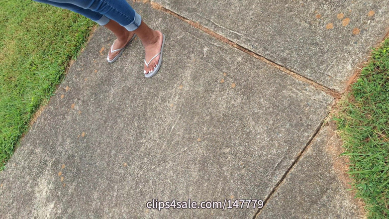 Foot Patrol: Hood Ebony BBW with Juicy Toes