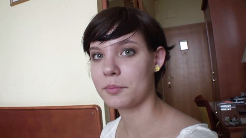 Toy Sluts: Ragazza bruna gioca con un dildo di vetro