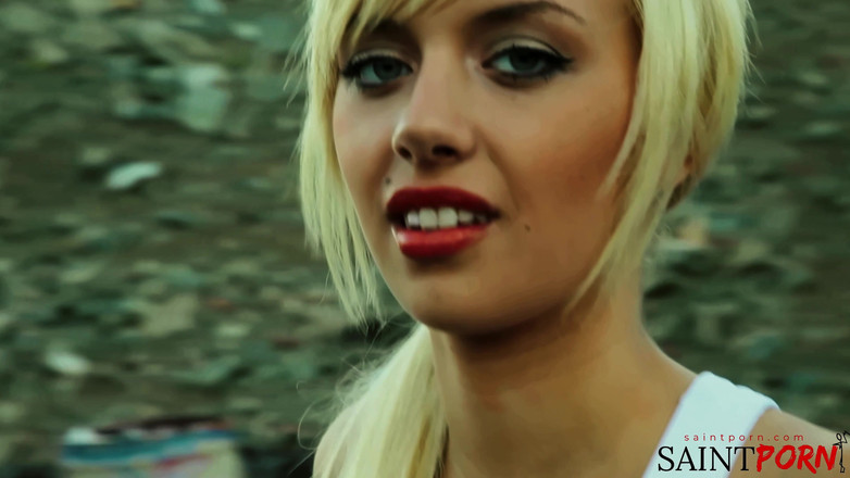 SaintPorn: Emma Mae monta a un chico caliente en un jeep