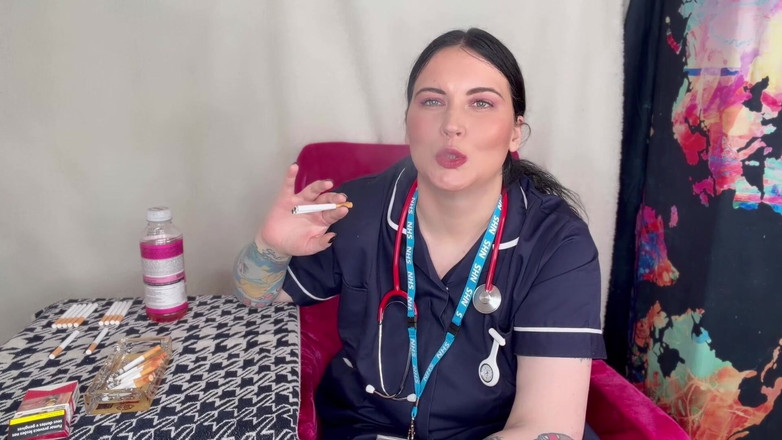 MissFFW: 看護師FFWは複数のタバコを同時に吸っています