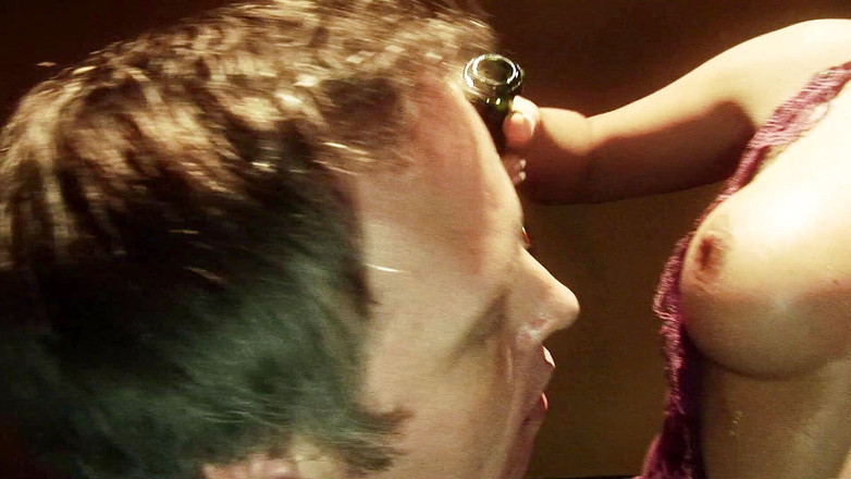 Hot Girlz: Brunett MILF med stora tuttar tog två stora kukar