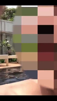 Nake nage et baise dans la piscine