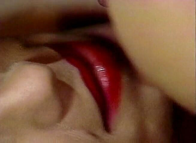 Lesbo Tube: Cewek cantik lesbian perancis jilat memek dalam pose 69