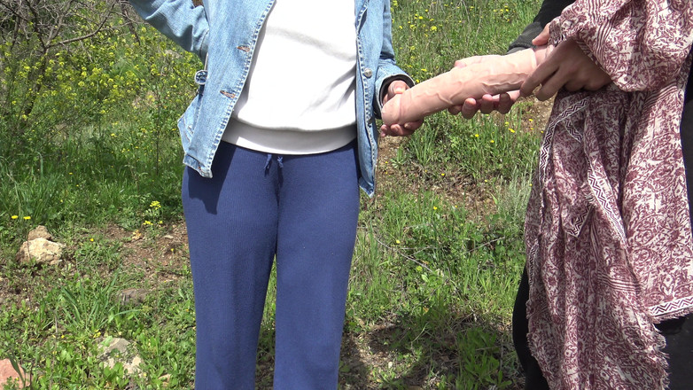 Stepmom Susan: Эта американская женщина сумасшедшая!! Она покупает грязный использованный дилдо на черном рынке в мусульманской стране!!