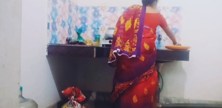 Teensex: India tetona es en la cocina por su cuñado