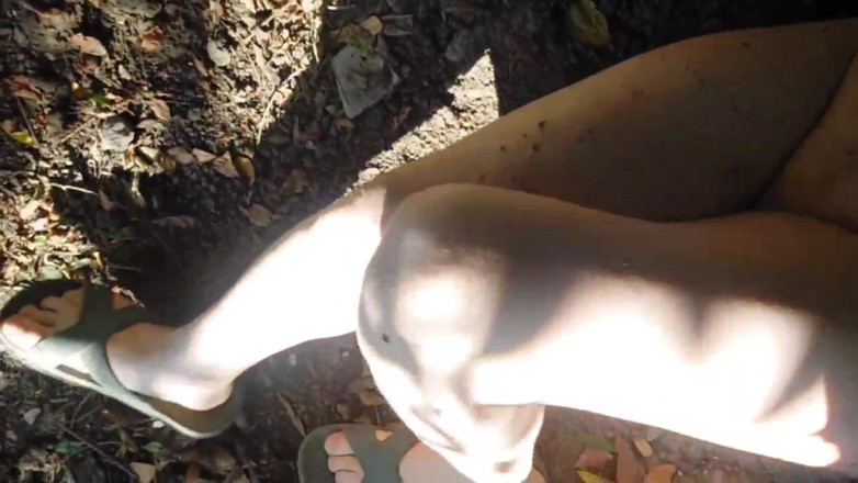 Kitty_Cross: Brincalhona maricas sentada de pernas cruzadas no tapete macio grande