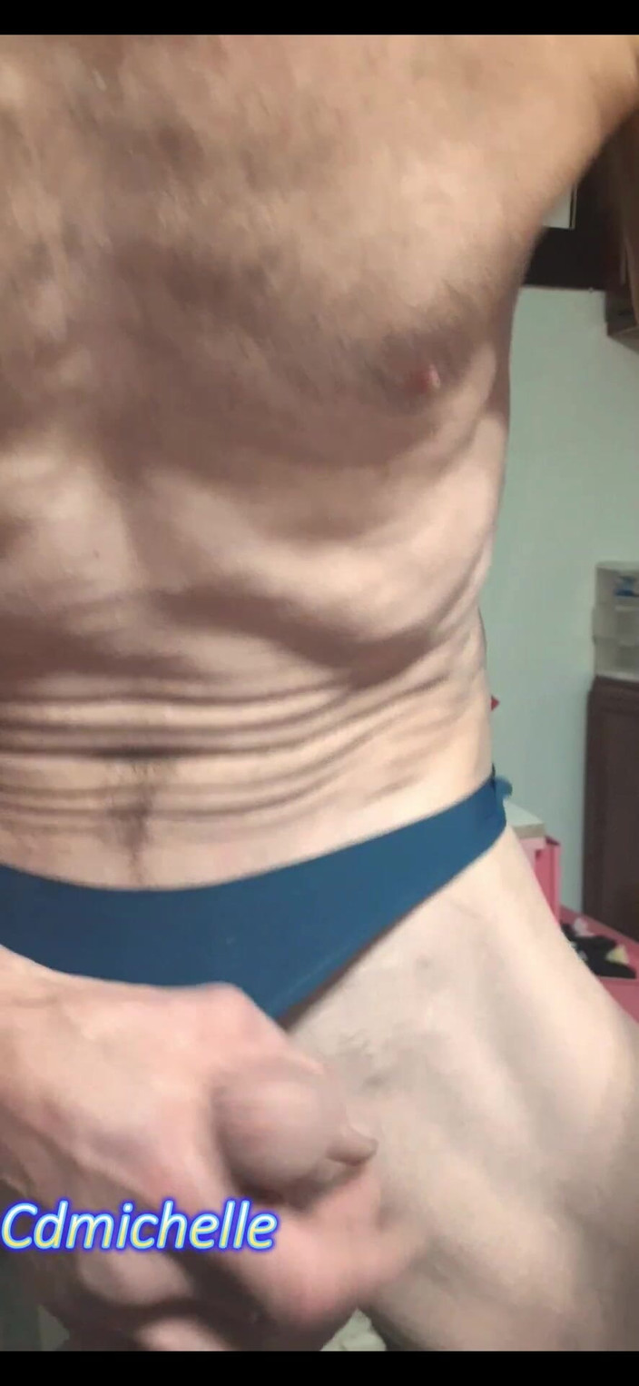 Crossdressers Cd Michelle wearing sexy lingerie: Crossdresser Michelle encontró un par de bragas hijastras acostadas en...