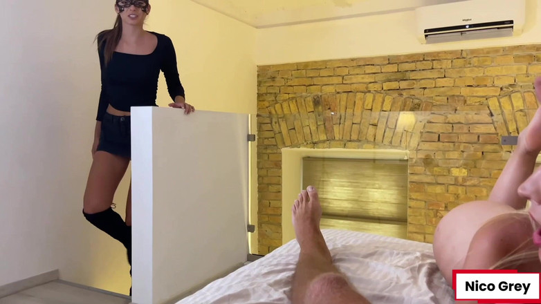 Johnny Grey: Genç amatör modellerle iç çamaşırı fotoğraf çekimi sırasında sahne arkasında bakış açısı çifte...