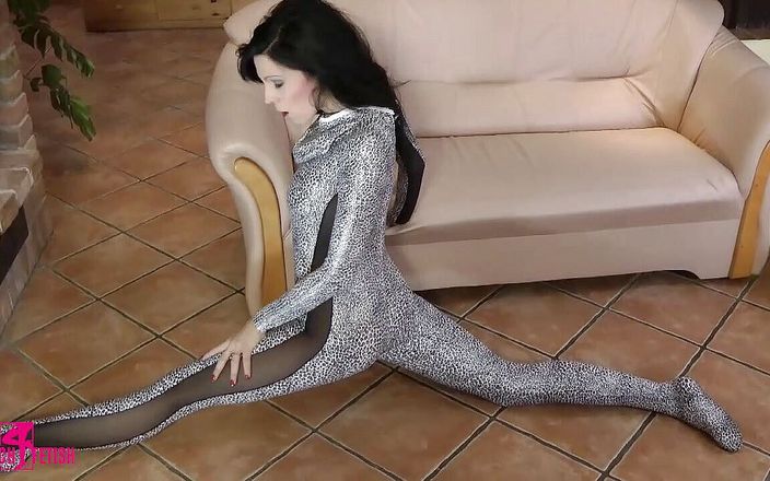 ZentaiDolls: Super strip-tease dans une combinaison zentai