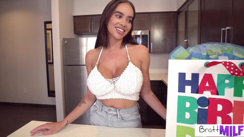 BrattyMilf: คุณแม่เลี้ยงให้เซ็กส์วันเกิดฉัน