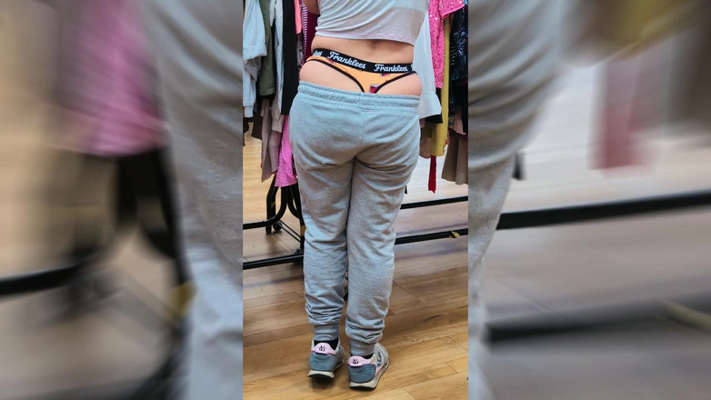 JessieHH: Lo ho beccato che fà strisciare e mi sbirciava mentre...